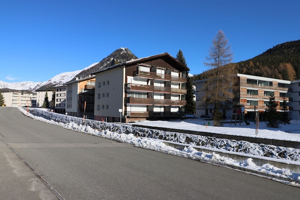 Vista frontal de la propiedad