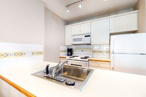 Réfrigérateur, four à micro-ondes, un four, surface de cuisson