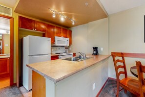Réfrigérateur, four à micro-ondes, un four, surface de cuisson