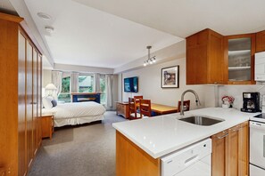 Fer et planche à repasser, accès à Internet (gratuit), literie fournie