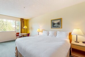 Iron/ironing board, Internet, bed sheets - Cozy second-floor studio steps from gondola (Whistler)