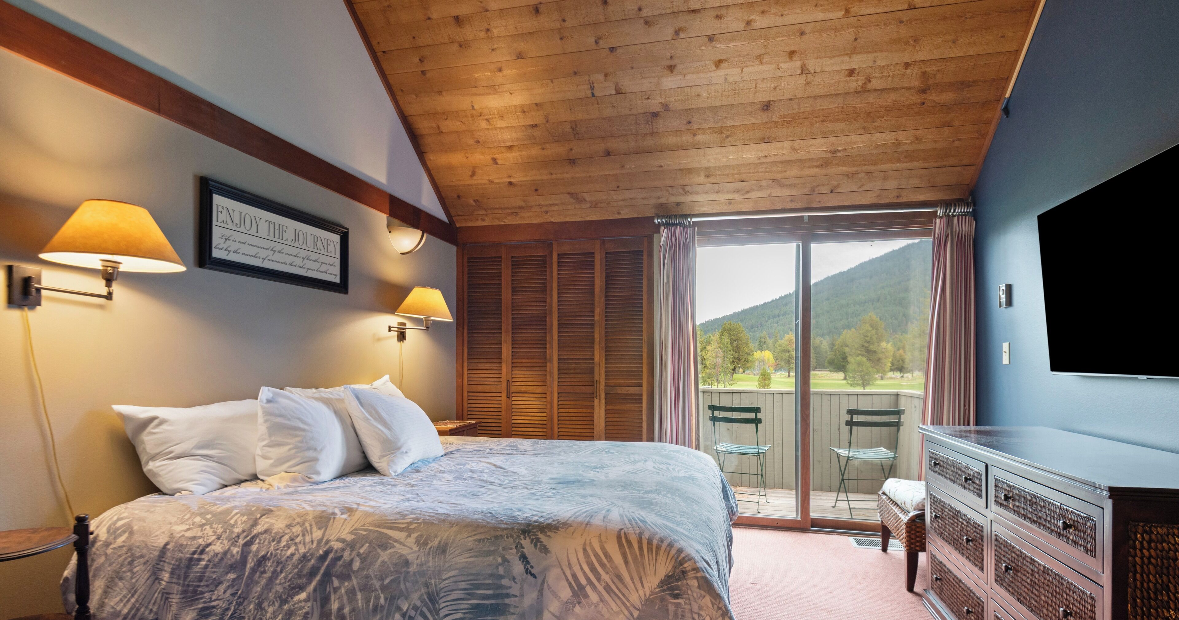 4 habitaciones, tabla de planchar con plancha, wifi y ropa de cama 