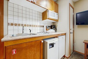 Microwave, stovetop, dishwasher, coffee/tea maker