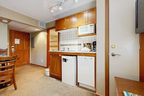 Mikrowelle, Herdplatte, Geschirrspüler