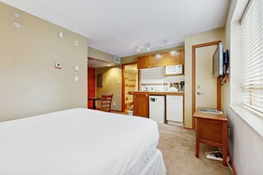 Iron/ironing board, Internet, bed sheets