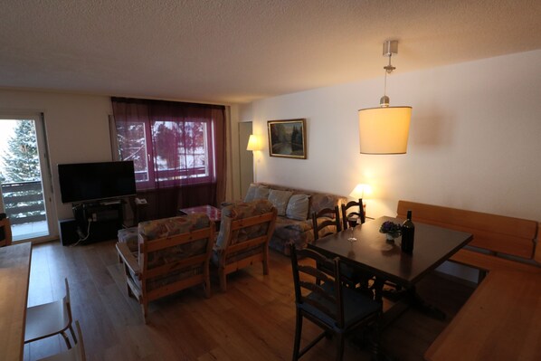 Departamento (Manstein; Cleaning Fee 140 CHF) | Área de sala de estar | Chimenea 