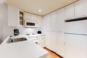 Refrigerador, microondas, horno, placa de cocina