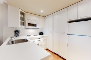 Refrigerador, microondas, horno, placa de cocina