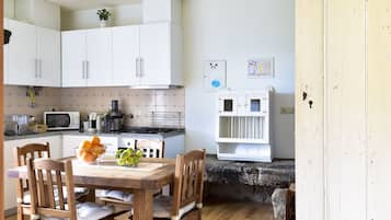 Een koelkast, een magnetron, een oven, een kookplaat