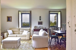 Télévision, cheminée