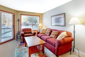 Téléviseur, foyer, lecteur de DVD, sélection de films