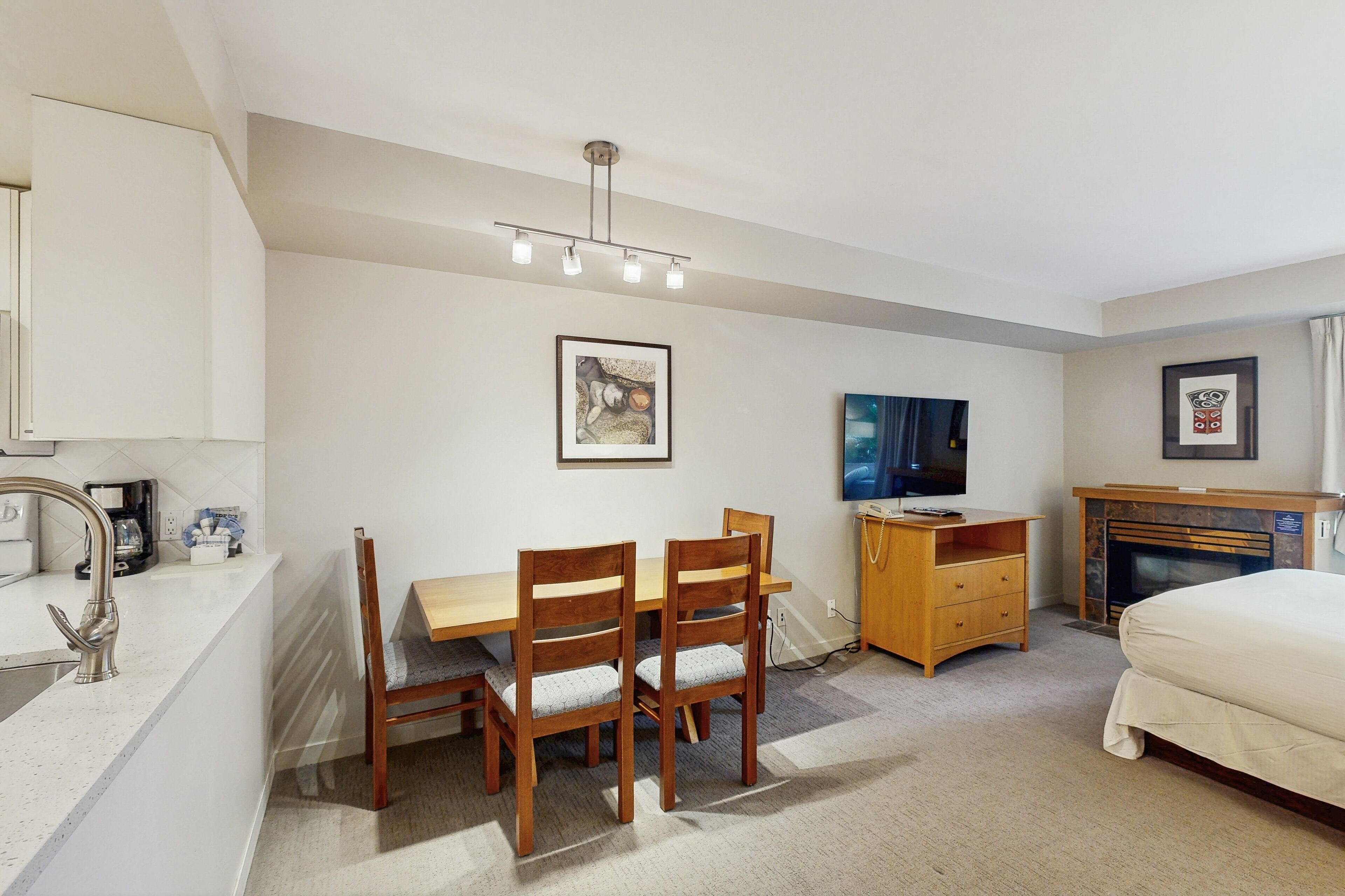 Iron/ironing board, Internet, bed sheets