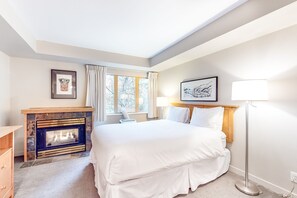 مكواة/لوح كي وخدمة الإنترنت وملاءات أسرّة