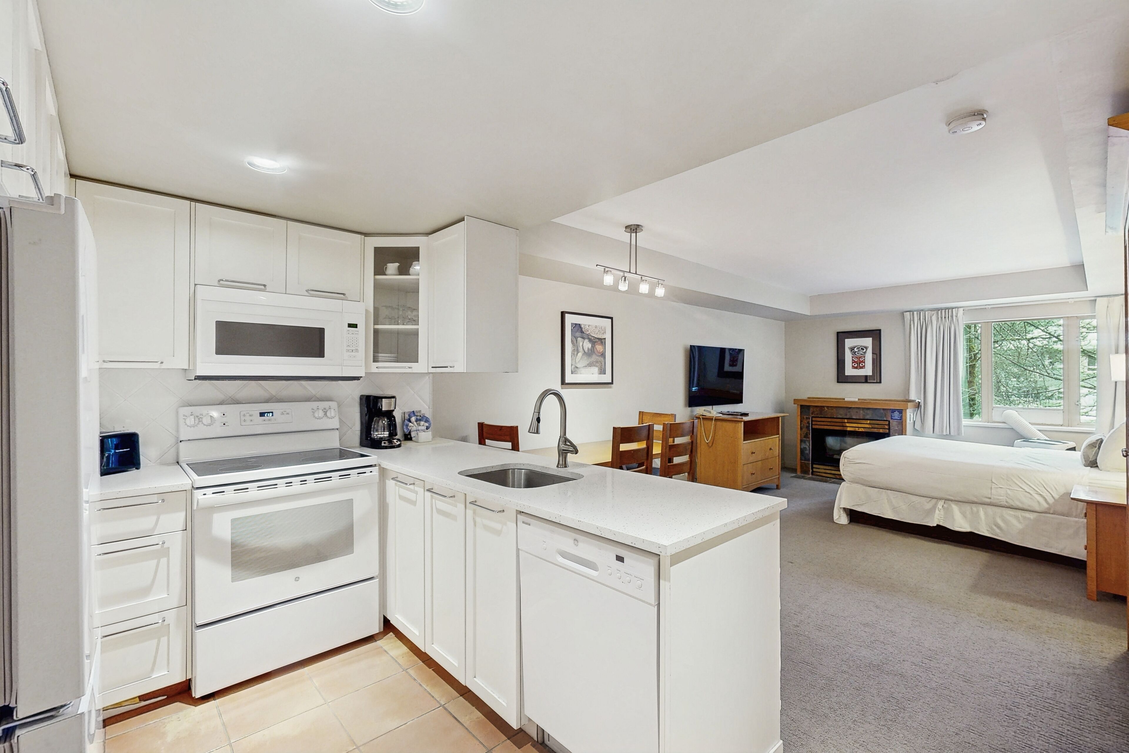 Strykejern/-brett, internettilgang og sengetøy