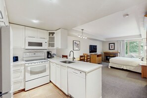 Iron/ironing board, internet, bed sheets