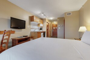 Fer et planche à repasser, accès à Internet, literie fournie