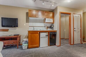 Réfrigérateur, four à micro-ondes, surface de cuisson, lave-vaisselle