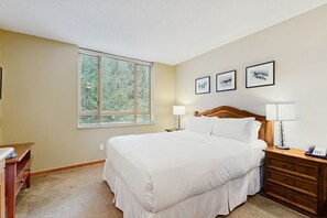 Tabla de planchar con plancha, internet y ropa de cama 