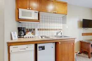 Microondas, parrilla de estufa, lavavajillas y cafetera y tetera 