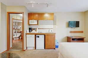 Iron/ironing board, internet, bed sheets