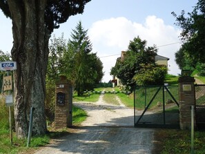 Property grounds - Apartment with 2 bedrooms, 1 bathroom and terrace with garden furniture and bbc (Toscana)