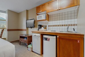 Mini-réfrigérateur, four à micro-ondes, surface de cuisson