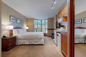 Fer et planche à repasser, accès à Internet, literie fournie