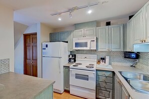 Réfrigérateur, four à micro-ondes, un four, surface de cuisson