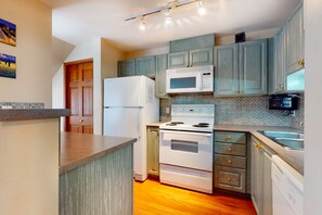 Réfrigérateur, four à micro-ondes, un four, surface de cuisson