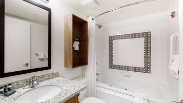 Een haardroger, handdoeken