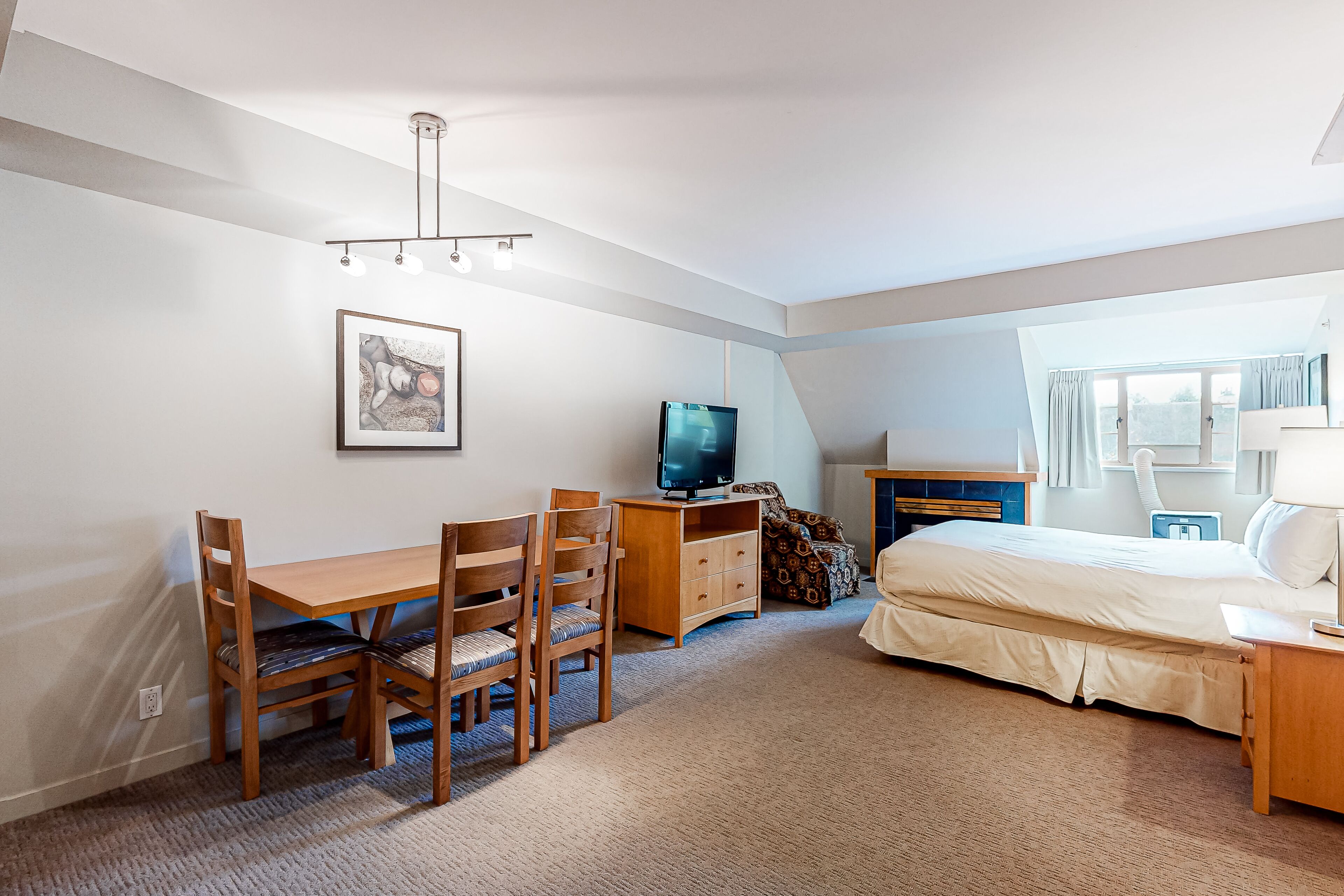 アイロン / ア イロン台、インターネットアクセス (無料)、ベッドシーツ