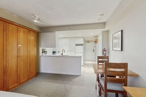 Microondas, horno, parrilla de estufa y lavavajillas 