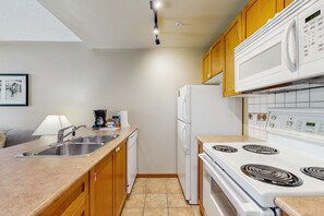 Réfrigérateur, four à micro-ondes, un four, surface de cuisson