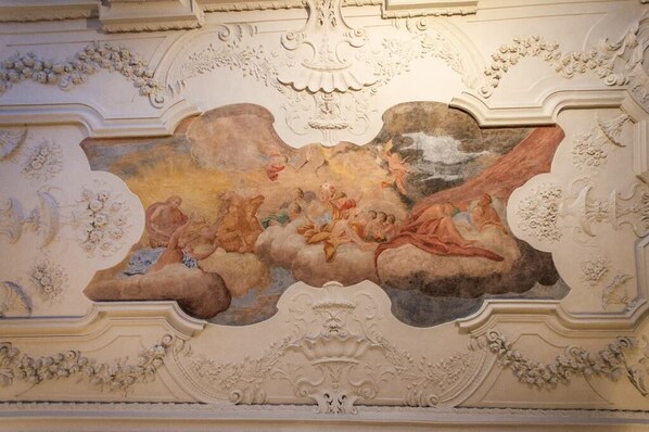 A detailed ceiling fresco with classical figures and ornate moldings. - Hotel Anno 1216 (Lübeck)