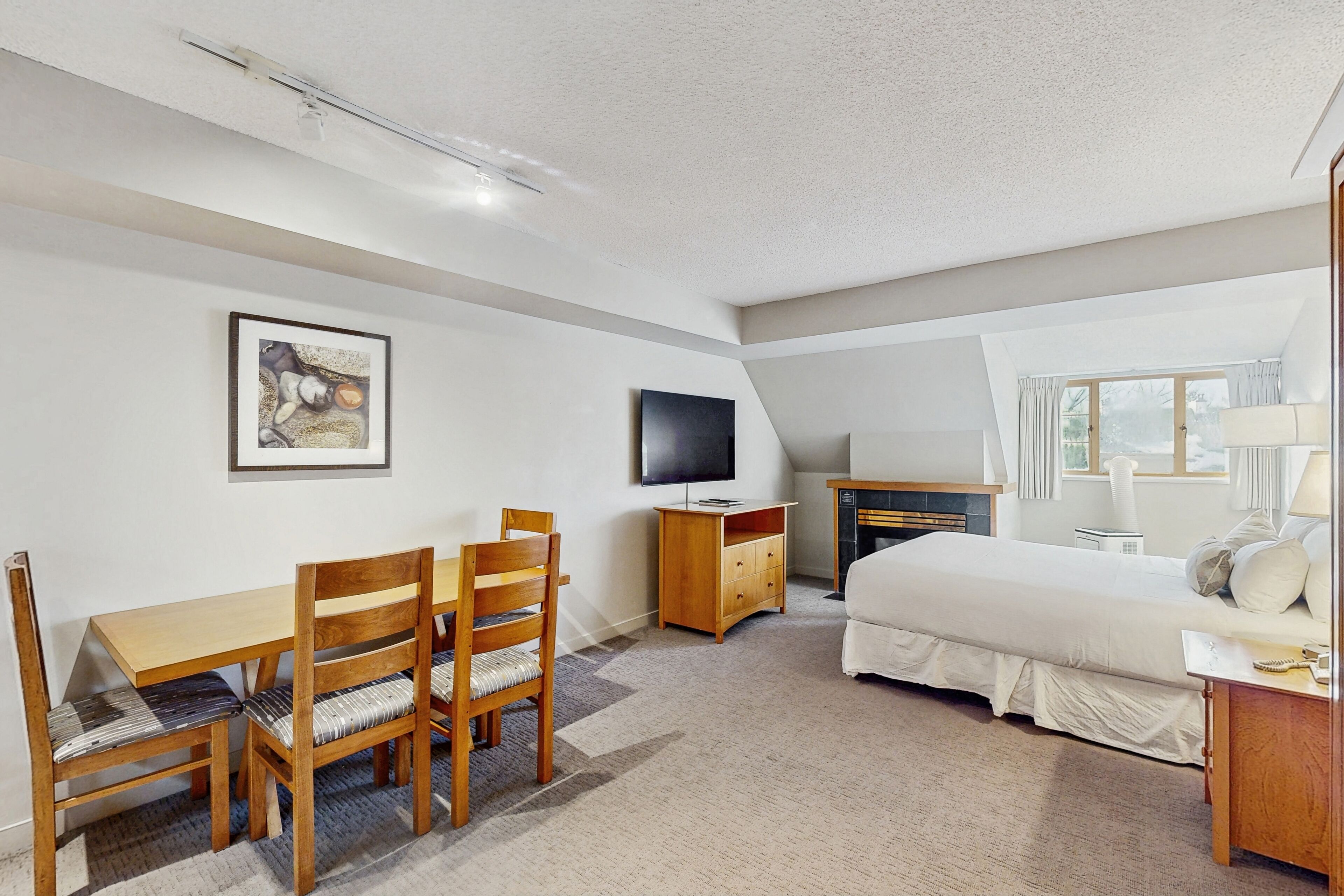 Iron/ironing board, Internet, bed sheets