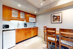 Four à micro-ondes, surface de cuisson, cafetière-théière, grille-pain