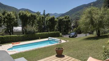 Een buitenzwembad en een verwarmd zwembad