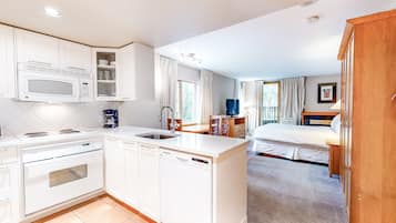 Tabla de planchar con plancha, internet y ropa de cama