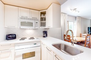 Microondas, horno, parrilla de estufa y lavavajillas