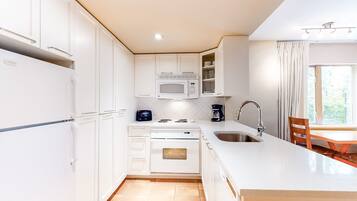 Microondas, horno, parrilla de estufa y lavavajillas