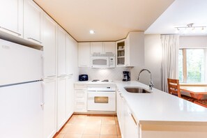 Microondas, horno, parrilla de estufa y lavavajillas