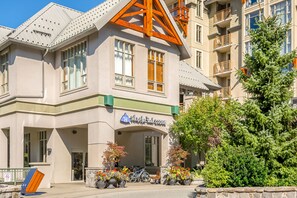 Exterior - Cozy 5th-floor studio with fireplace & full kitchen - walking distance to slopes (Whistler)