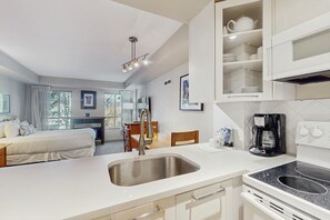 Four à micro-ondes, un four, surface de cuisson, lave-vaisselle