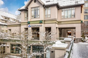 Exterior - Cozy 5th-floor studio with fireplace & full kitchen - walking distance to slopes (Whistler)