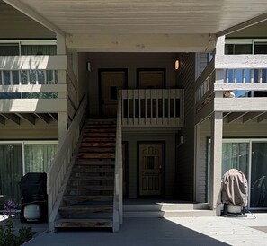 Un edificio a più piani con una scala centrale che conduce a una porta.