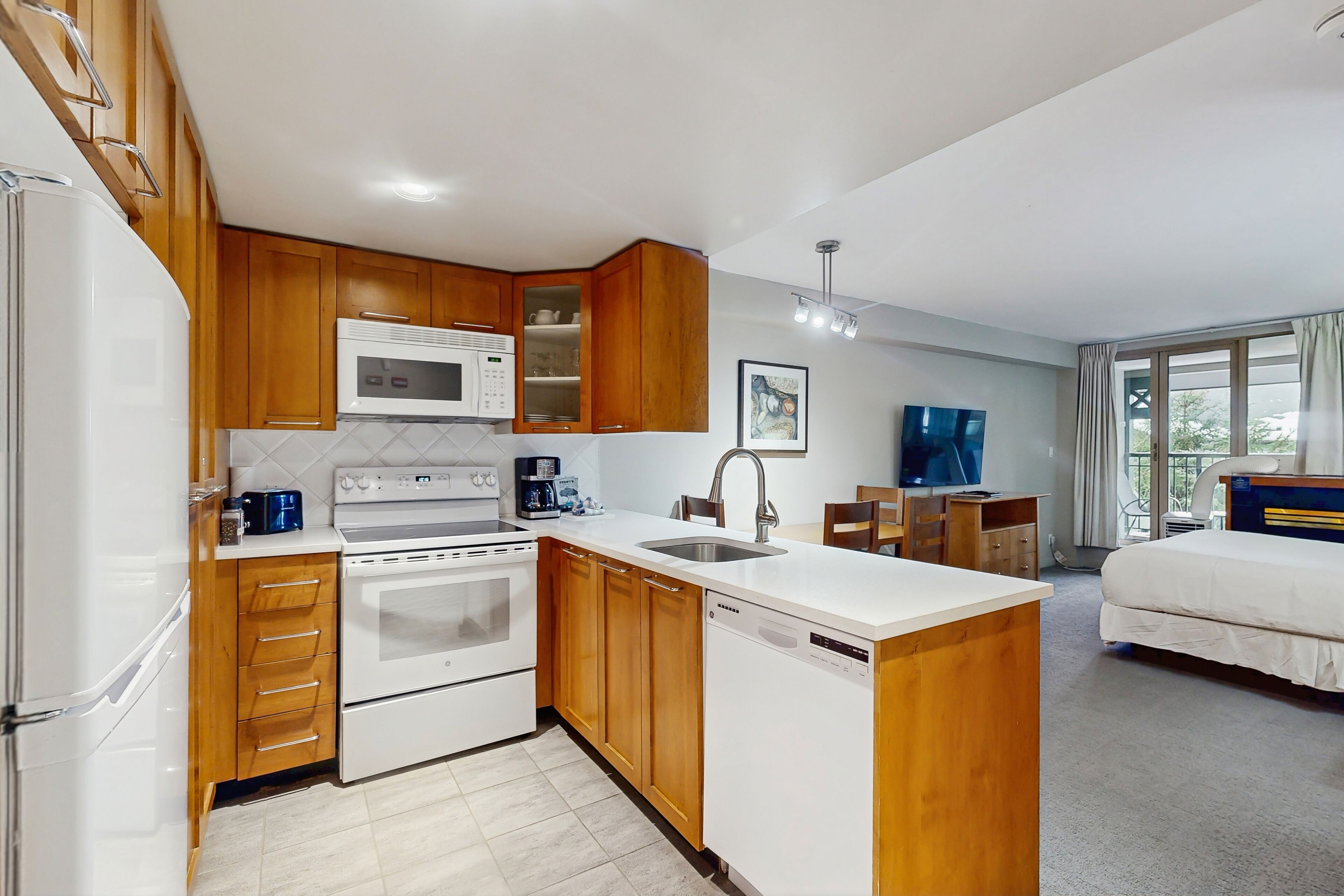 Geladeira, micro-ondas, fogão, cooktop