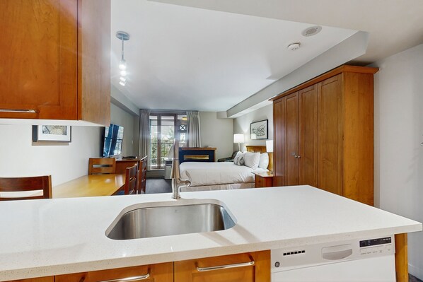 Planxa i posts de planxar, wifi i roba de llit