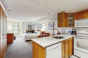 Four à micro-ondes, un four, surface de cuisson, lave-vaisselle