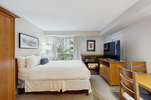 Een strijkplank/strijkijzer, internet, beddengoed