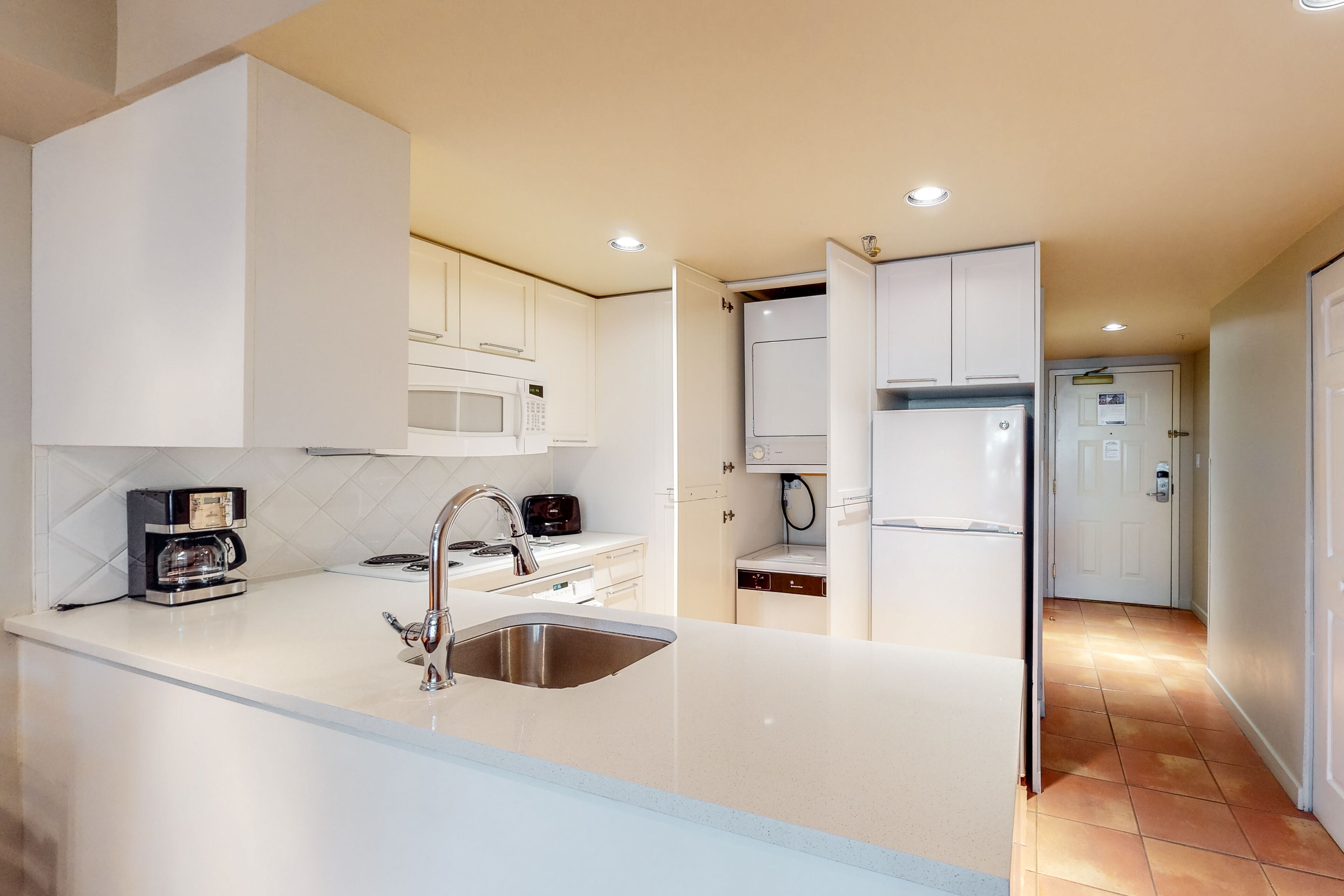 Een microgolfoven, een oven, een kookplaat, een vaatwasser